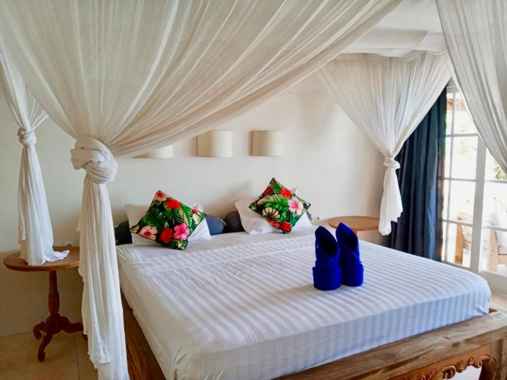 Serenity Luxurious Beachfront Villa & Spa With Private Infinity Pool, 8 Guests Gili Air Exterior foto